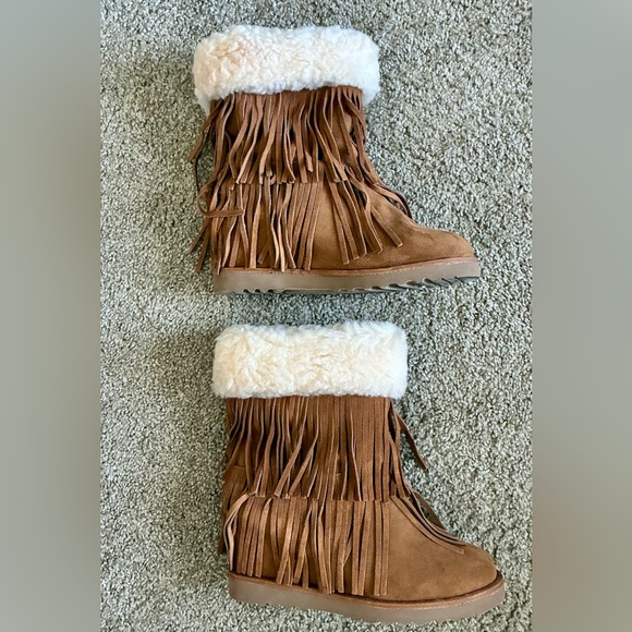 Madden Girl Brown Fringe Boots with White Fur l Size 9 - Picture 3 of 6